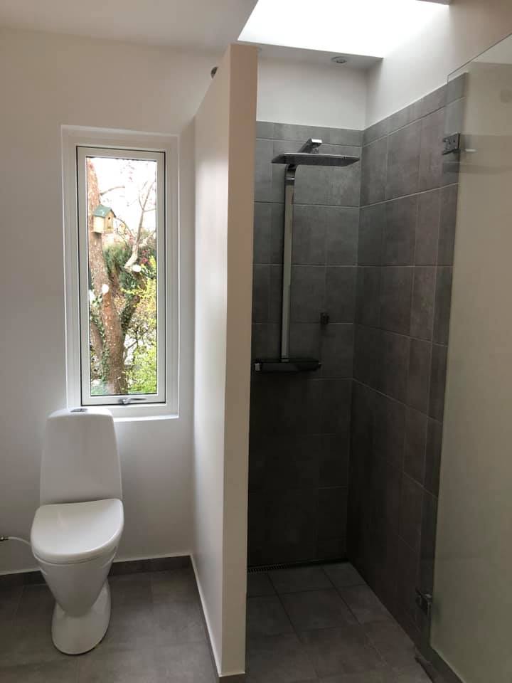 Moderne badev&aelig;relse med toilet og bad