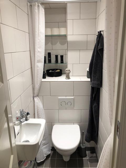 Moderne indrettet badev&aelig;relse med maksimal pladsoptimering